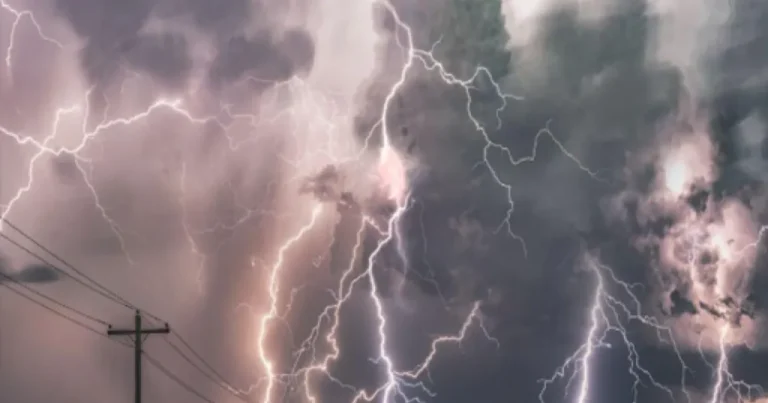 Alertă meteo! Trei Coduri Galbene de vijelii și grindină în toată țara: